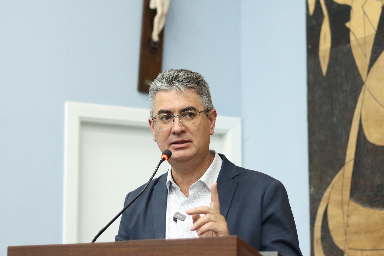Julio Küller falando na tribuna da Câmara de Ponta Grossa