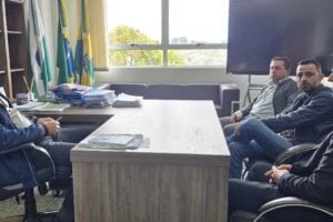 Vereador Julio Küller junto ao prefeito de Jaguariaíva, Juca Sloboda, em reunião onde o presidente da CMPG e da ASCAMSUL destacou a transparência na gestão municipal e parceria entre cidades