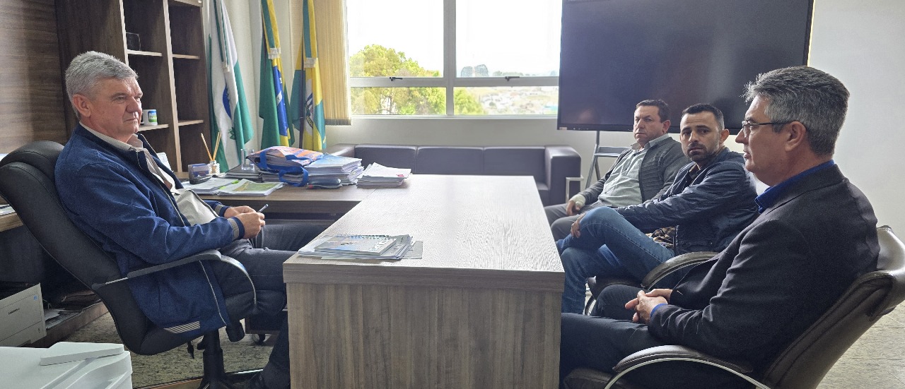 Vereador Julio Küller junto ao prefeito de Jaguariaíva, Juca Sloboda, em reunião onde o presidente da CMPG e da ASCAMSUL destacou a transparência na gestão municipal e parceria entre cidades