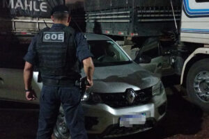 Foto de agente da Guarda Civil Municipal diante de veículo roubado