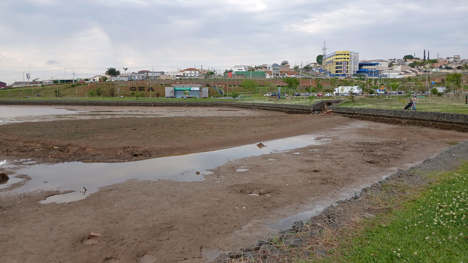 Lago de Olarias com o nível da água reduzido