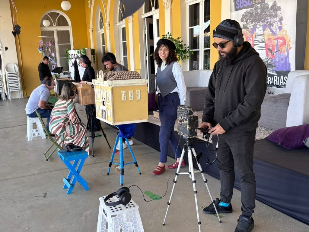 População assiste a apresentações de teatro lambe-lambe na plataforma do SESC Estação Saudade, em Ponta Grossa