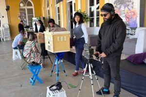 População assiste a apresentações de teatro lambe-lambe na plataforma do SESC Estação Saudade, em Ponta Grossa