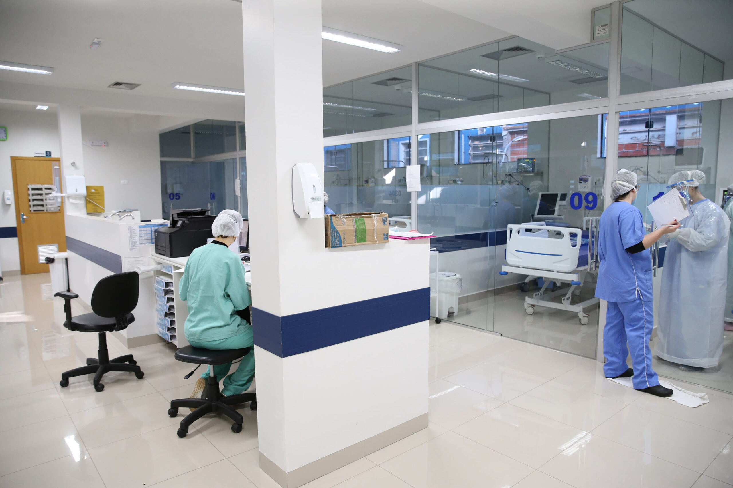 Equipe de enfermeiros dentro de UTI