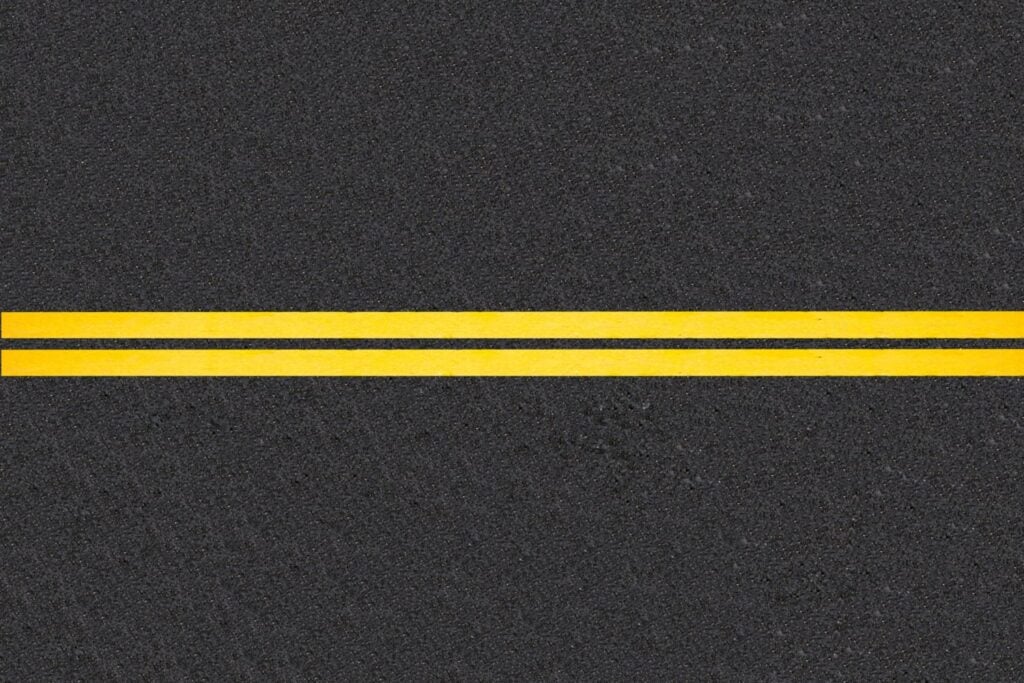 linhas-de-trafego-no-fundo-de-estradas-pavimentadas