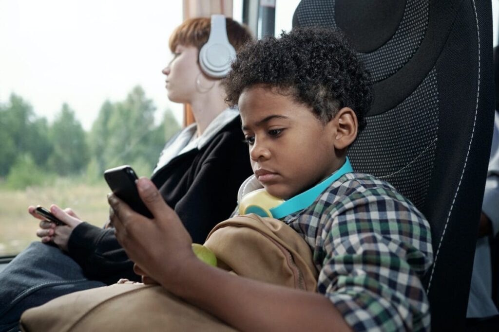Menino negro viaja sozinho em ônibus