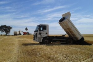 caminhão despeja lodo de esgoto tratado para ser utilizada na agricultura