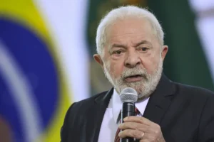Presidente Lula falando no microfone