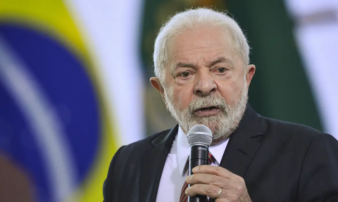 Presidente Lula falando no microfone