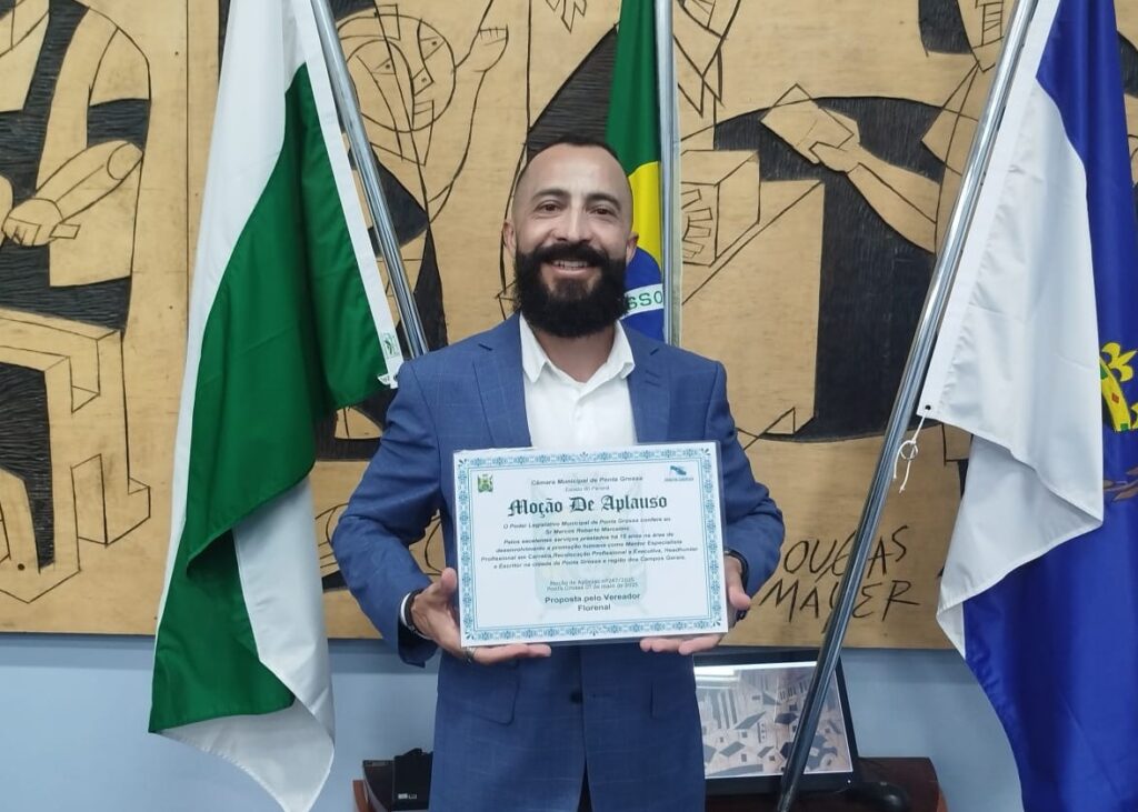Escritor Marcos Roberto Marcellino, ao receber menção de aplauso na Câmara de Ponta Grossa