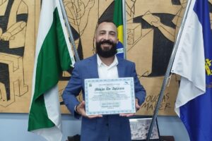 Escritor Marcos Roberto Marcellino, ao receber menção de aplauso na Câmara de Ponta Grossa