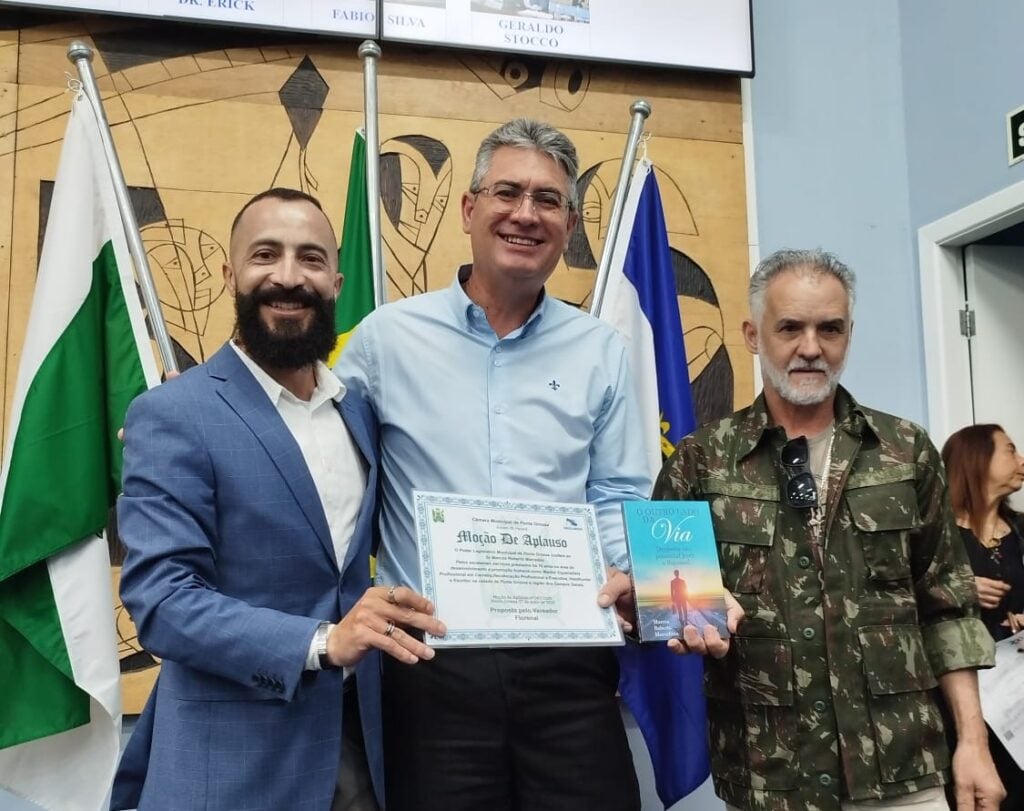 O escritor Marcos Roberto Marcellino, o presidente da Câmara de Ponta Grossa, Júlio Kuuler e o vereador Florenal em evento na Câmara Municipal