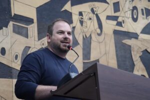 Vereador Guilherme Mazer na bancada da Câmara