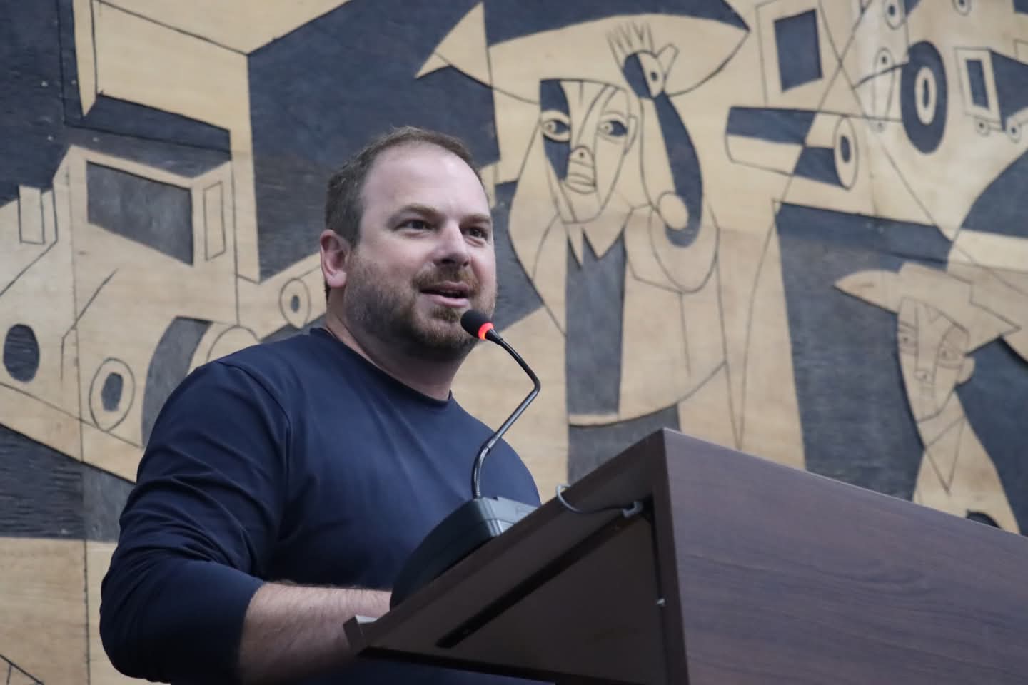 Vereador Guilherme Mazer na bancada da Câmara