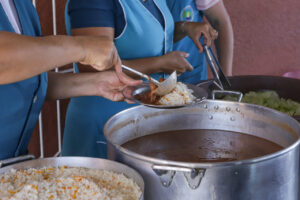 Funcionárias servem Merenda Escolar