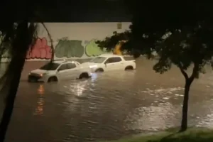 Carros ficaram ilhados em Porto Alegre