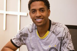 Miranda, zagueiro do Operário, com o uniforme de treino do clube
