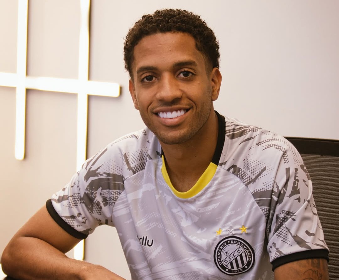 Miranda, zagueiro do Operário, com o uniforme de treino do clube