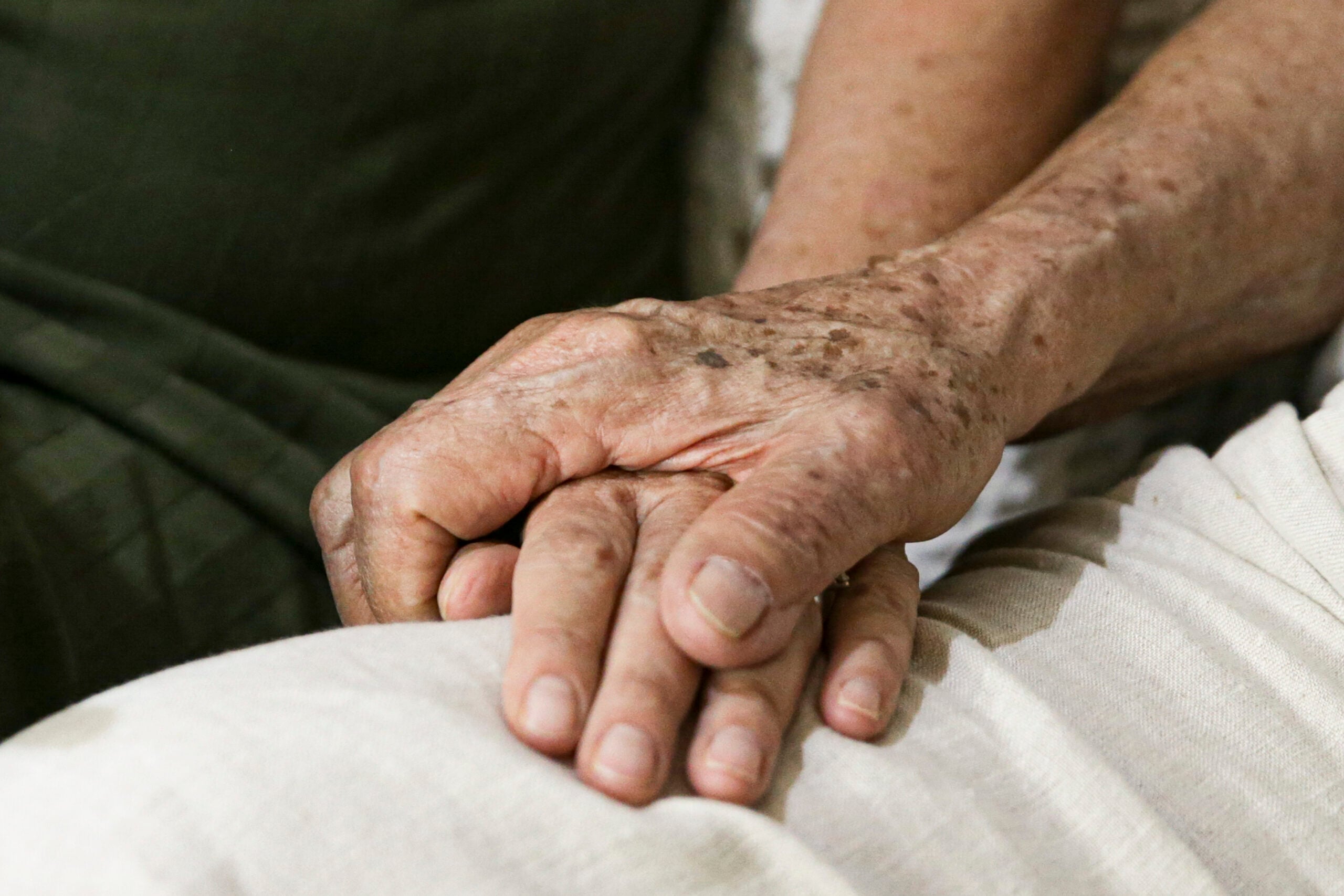 Brasília (DF), 22/09/2023 – Natália Duarte e seu pai, Ítalo, que tem a doença de Alzheimer. Foto: Marcelo Camargo/Agência Brasil