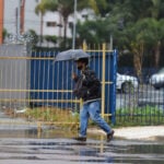 homem com guarda chuva
