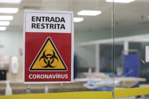 letreiro informando sobre entrada restrita por conta do coronavírus em hospital.