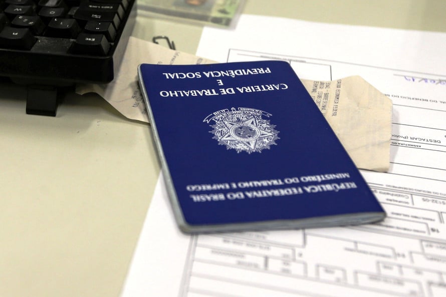 Carteira de trabalho em cima de uma mesa.