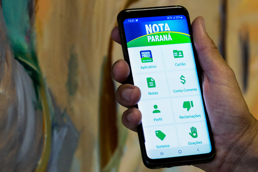 Celular com o programa Nota Paraná aberto