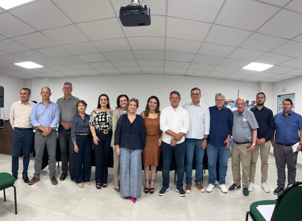 Autoridades presentes na assembleia que aclamou a nova diretoria da AMCG