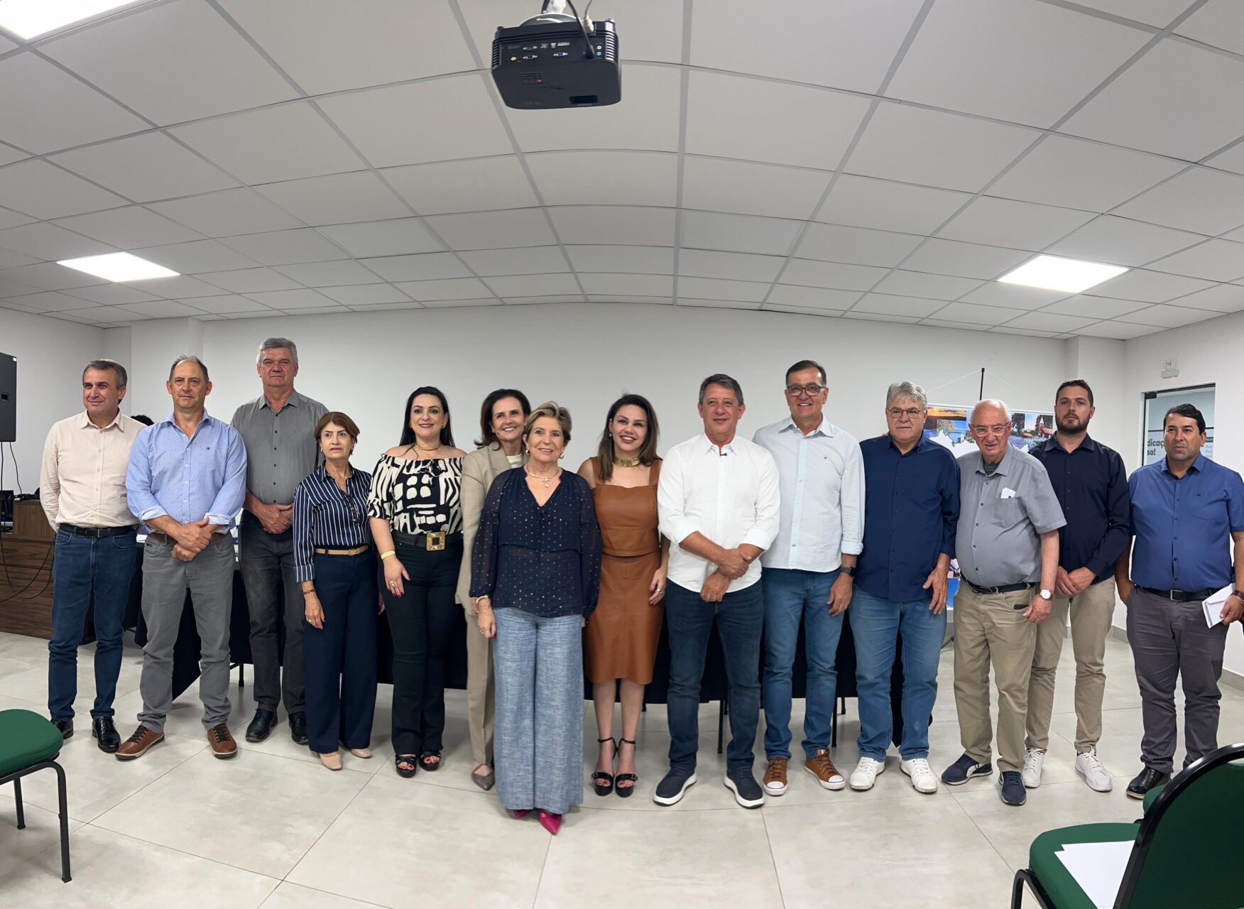 Autoridades presentes na assembleia que aclamou a nova diretoria da AMCG