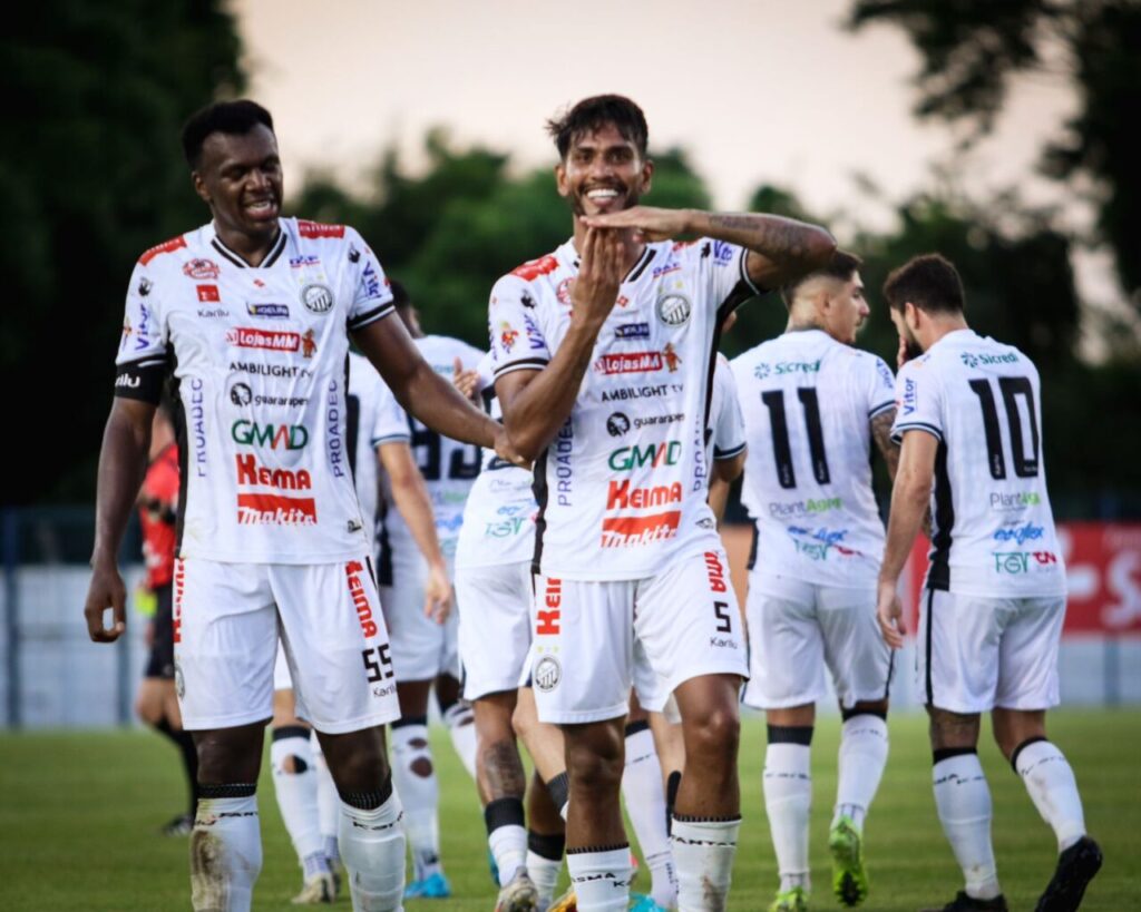 Atleta Índio com outros jogadores do Operário