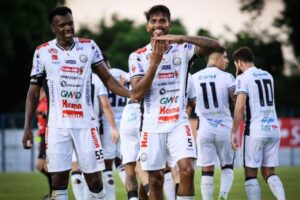 Atleta Índio com outros jogadores do Operário