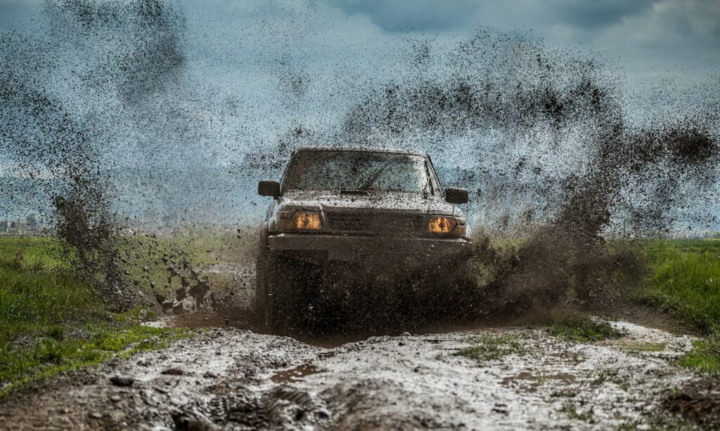 veículo off road tenta vencer trecho de lama