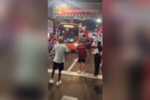 Torcedores balançando ônibus do transporte público durante comemoração do título brasileiro do Flamengo na Avenida Vicente Machado em Ponta Grossa