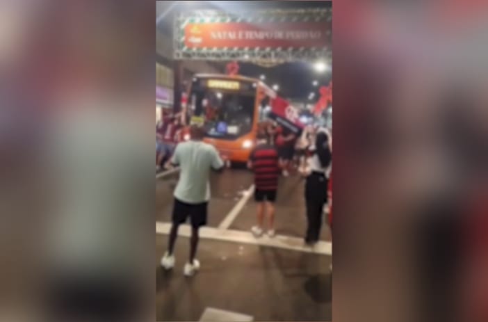 Torcedores balançando ônibus do transporte público durante comemoração do título brasileiro do Flamengo na Avenida Vicente Machado em Ponta Grossa