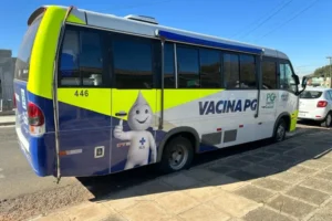 Ônibus da Vacina de Ponta Grossa em dia ensolarado.
