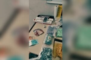 Aparelhos, dinheiro e substâncias apreendidas em operação contra o tráfico de drogas da PM de Ponta Grossa