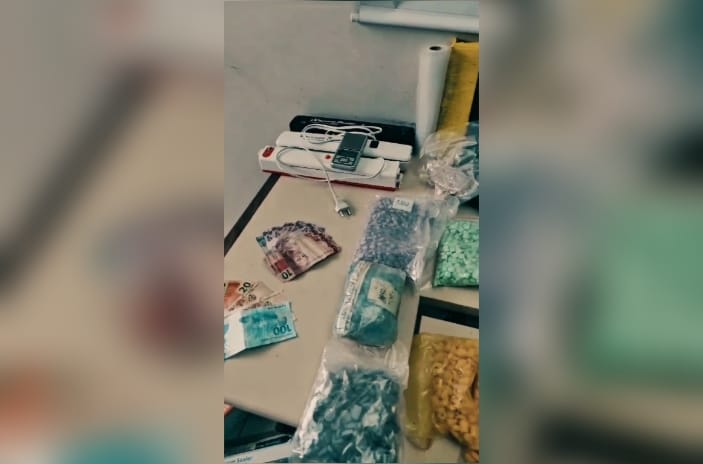 Aparelhos, dinheiro e substâncias apreendidas em operação contra o tráfico de drogas da PM de Ponta Grossa