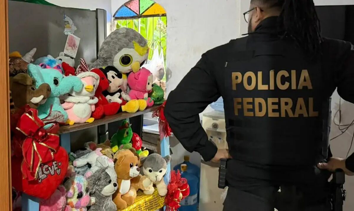 Policial federal em operação contra abuso sexual de crianças e adolescentes, ao lado de ursinho de pelúcia
