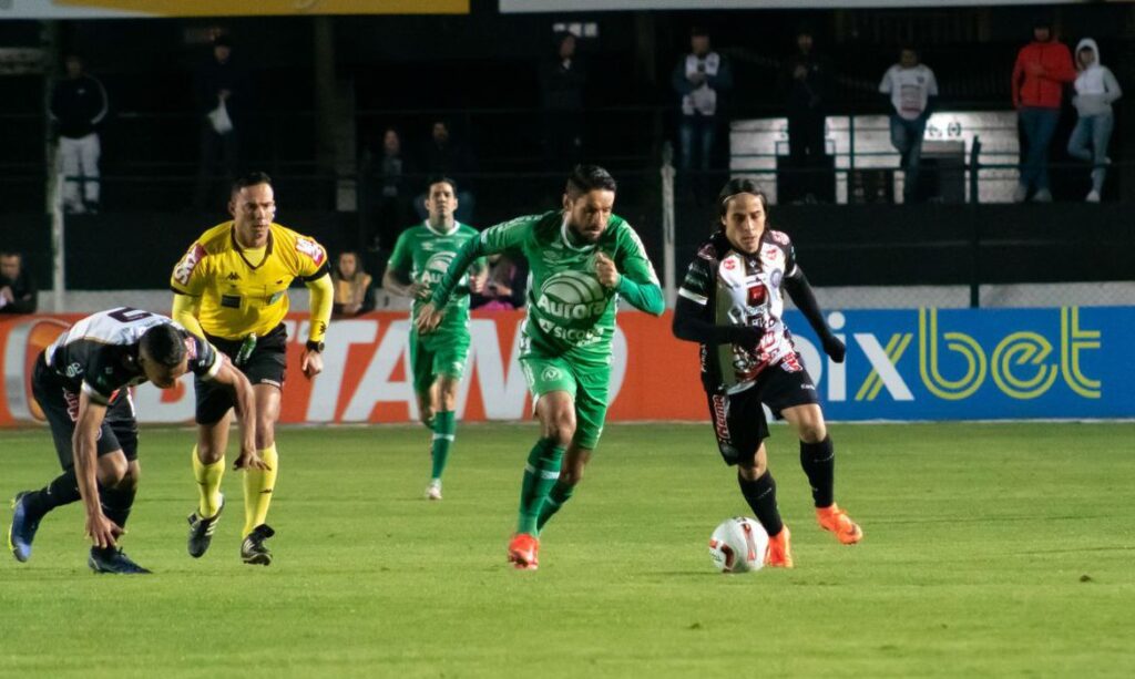 foto do jogo entre operario e chapecoense