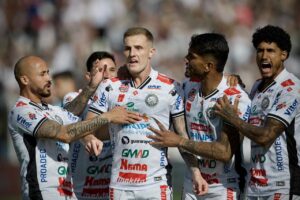 Léo Gaúcho comemorando gol pelo Operário