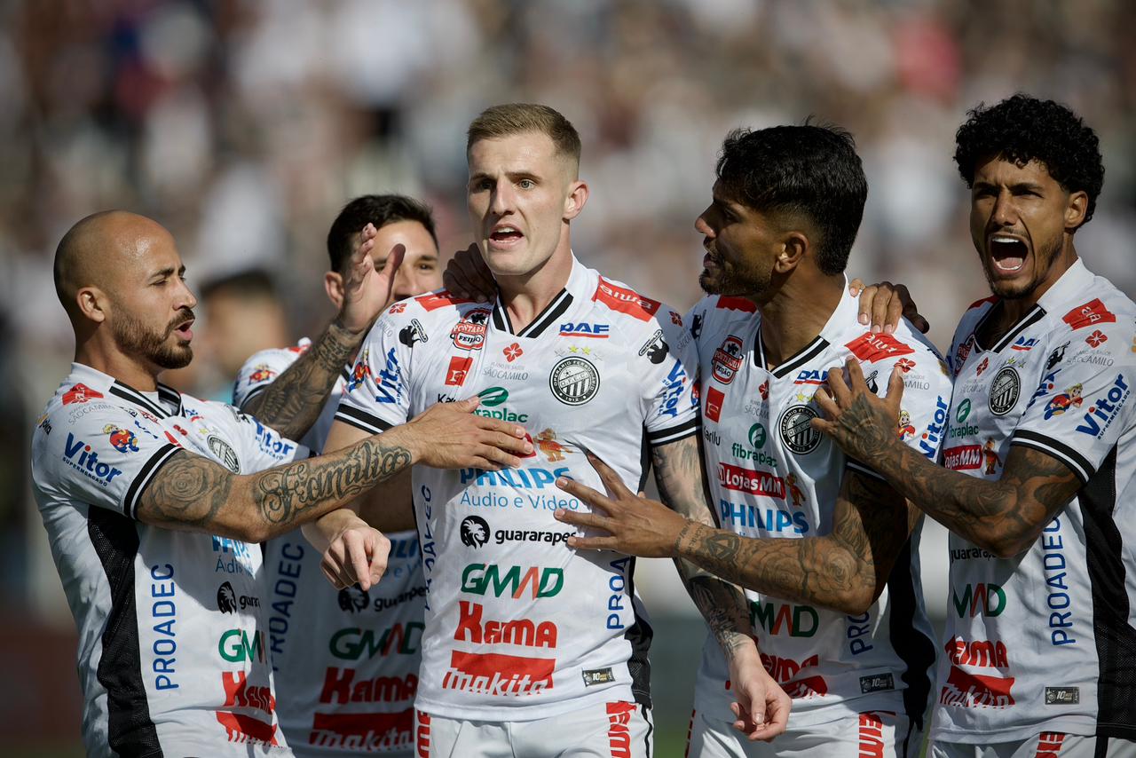 Léo Gaúcho comemorando gol pelo Operário