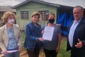Prefeita Elizabeth Schmidt com moradores do Ouro Verde