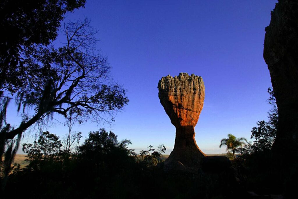 Foto da taça do Parque Vila Velha ilustra a previsão do tempo de hoje