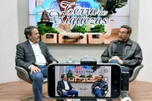 Marcio Pauliki, em entrevista ao professor Nelson Canabarro, no estúdio do Diário dos Campos, podcast Terra de Riquezas