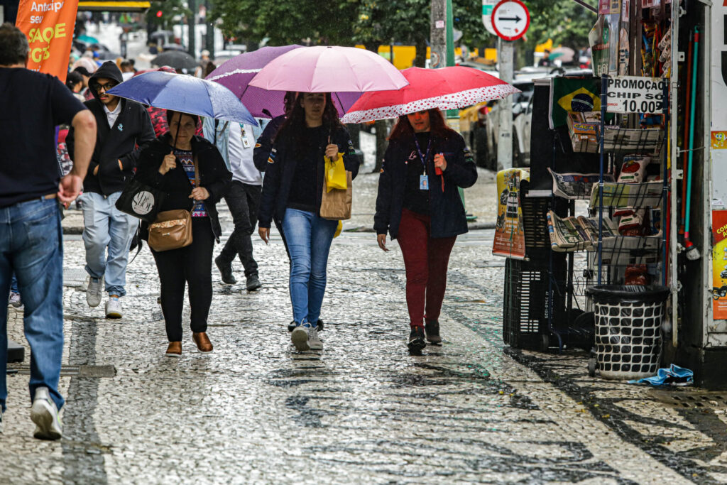 No fim de semana, o destaque fica pelas baixas temperaturas e pouca amplitude térmica