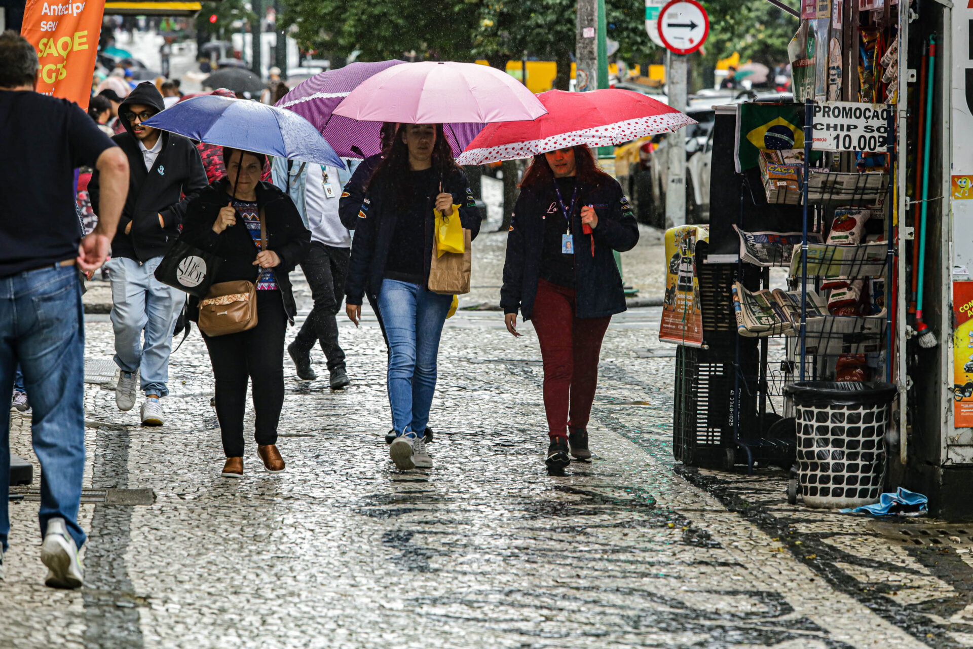 No fim de semana, o destaque fica pelas baixas temperaturas e pouca amplitude térmica