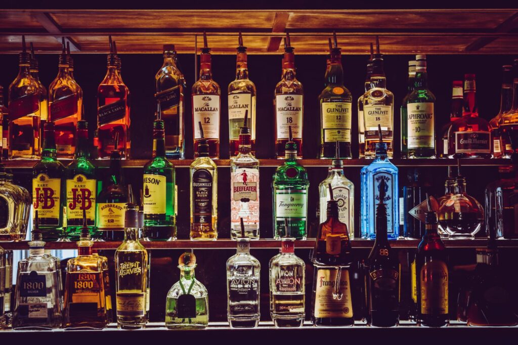 Drinks em estante ilustra pauta de bebidas alteradas