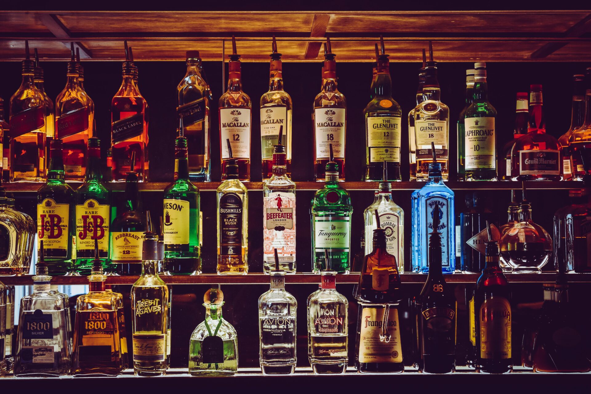 Drinks em estante ilustra pauta de bebidas alteradas