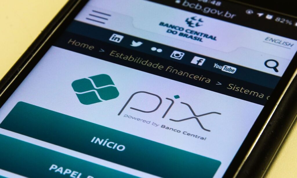 Celular exibe imagem sobre PIX na tela