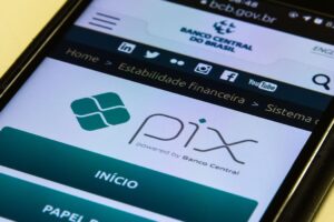 Celular exibe imagem sobre PIX na tela